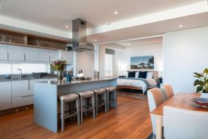 Photo #4 of 17 Marine - 3Bedroom Sea-Facing Apt101 in Hermanus, South Africa