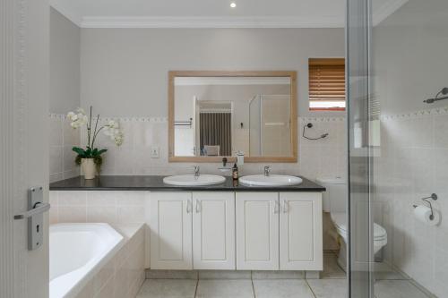 Photo #3 of San Lameer Villa 14201 - 5 Bedroom Superior - 10 pax - San Lameer Rental Agency in Durban, South Africa