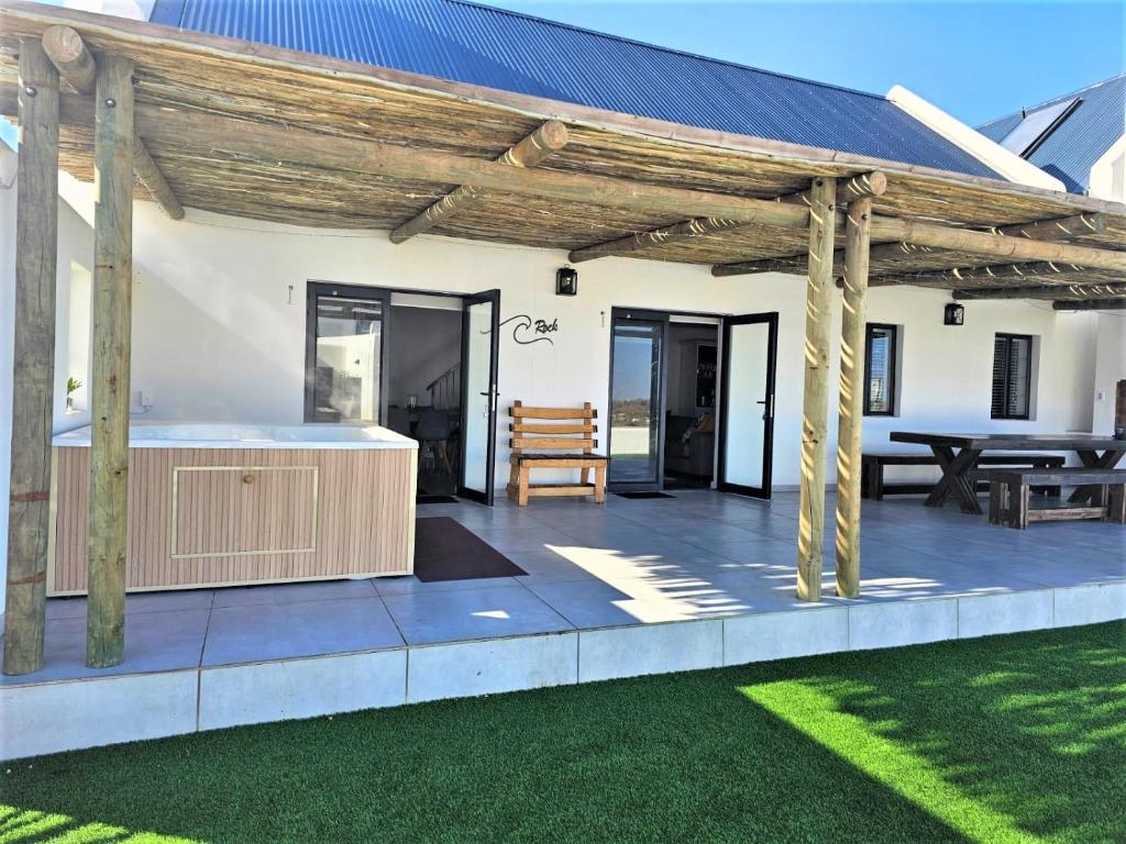 Photo of C-Rock Holiday Home Jacobs Bay in Jacobs Bay, South Africa