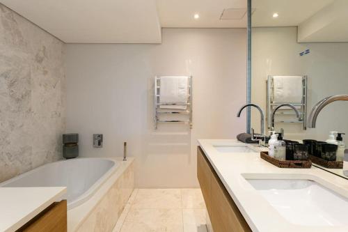Photo #3 of Waters Edge 101 in Cape Town, South Africa